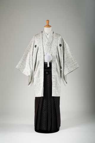 白地にエスニック柄＆茶色・市松柄の袴