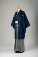 鉄紺色の紋付＆縞の袴