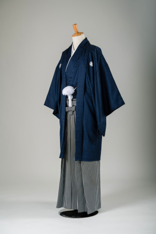 鉄紺色の紋付＆縞の袴