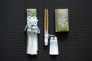 筥迫・懐剣　黄緑に御所車