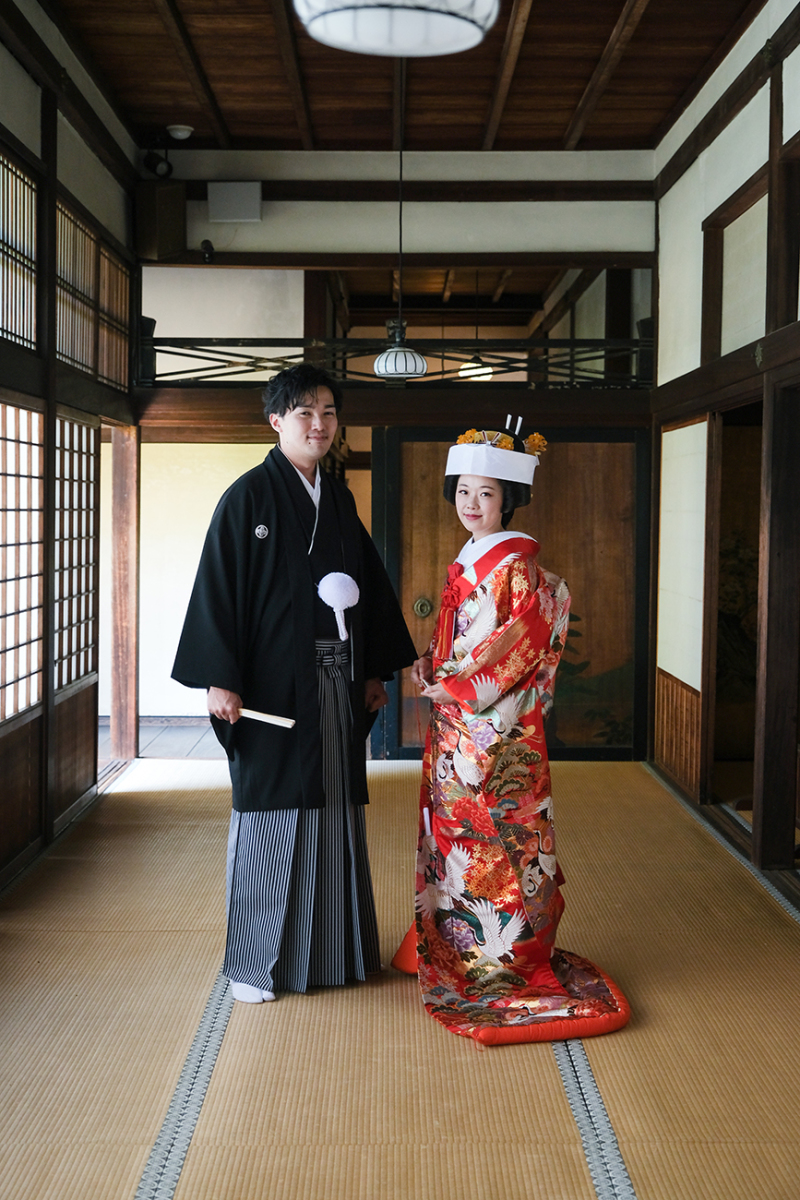 赤が映える背景で