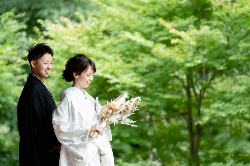 そっと見守る新郎様