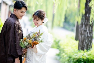 夏の日差しの中で