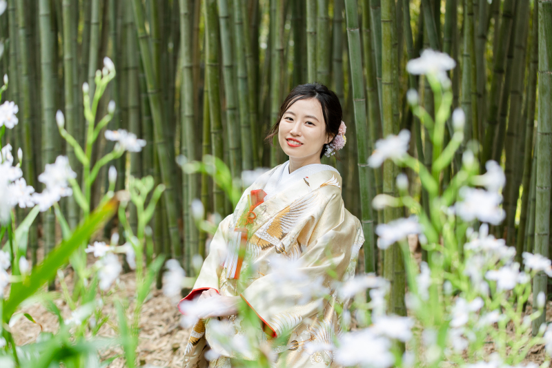 竹林をバックに