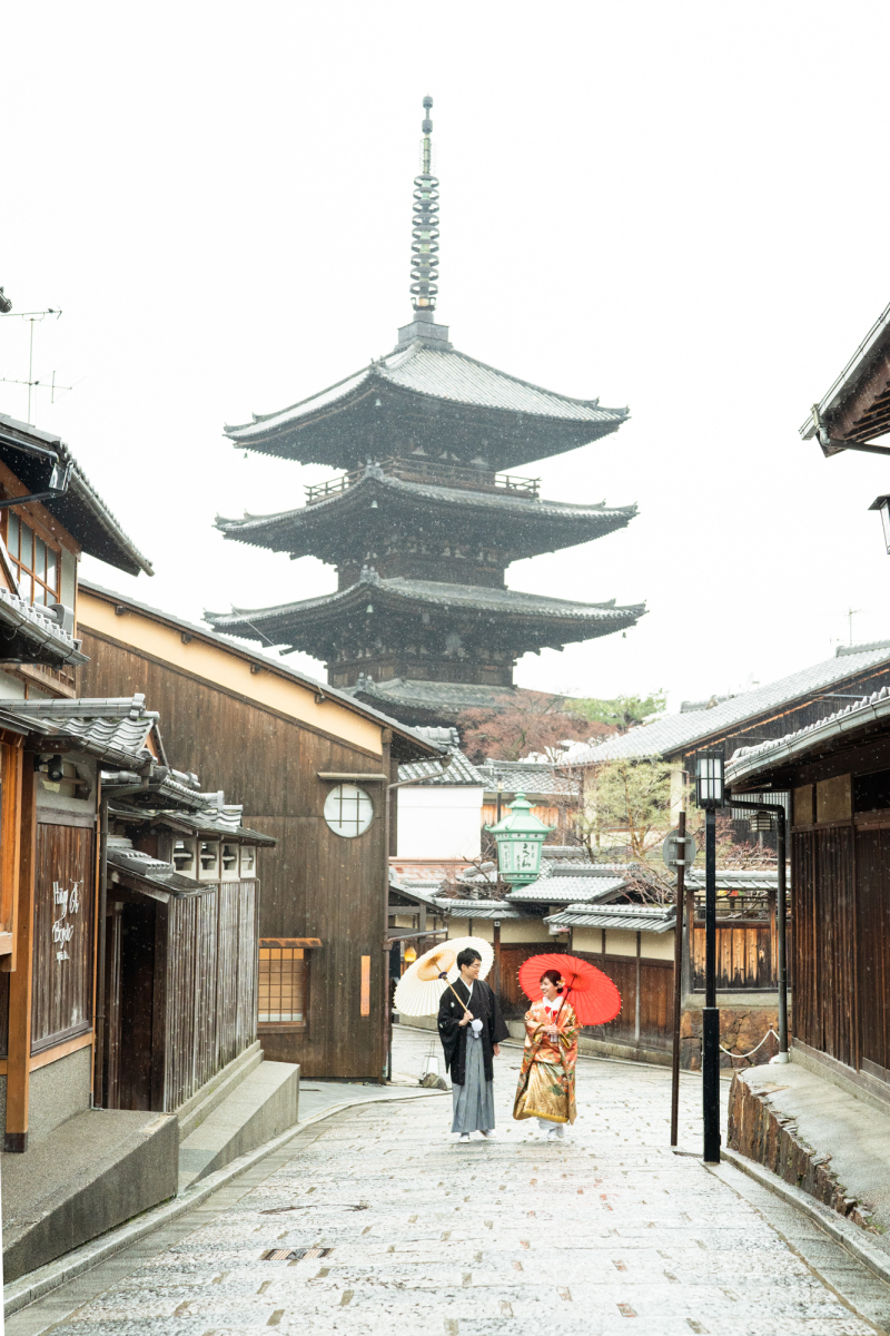 塔をバックに撮影