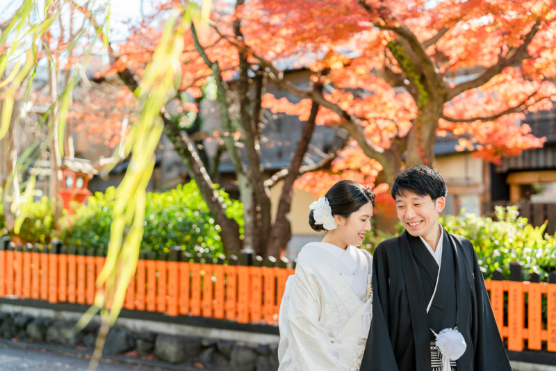 秋色の欄干を背景に