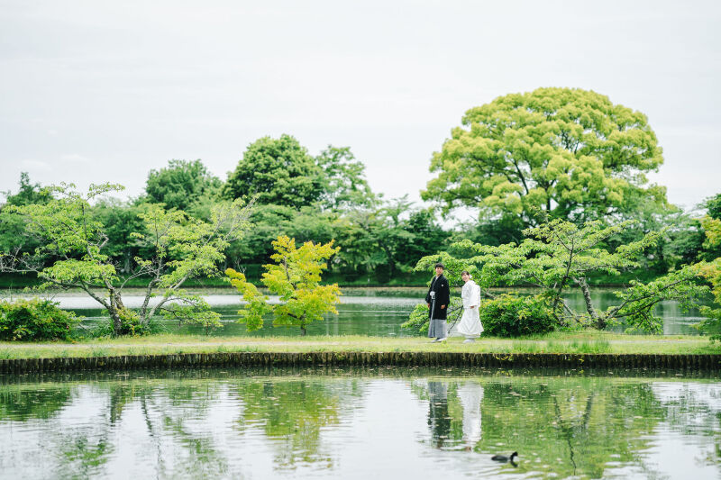 池の前で