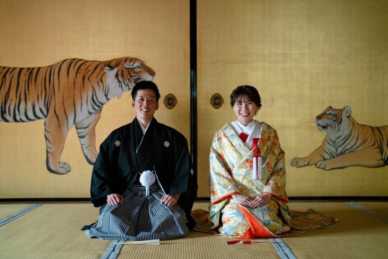 虎の間で正座ショット