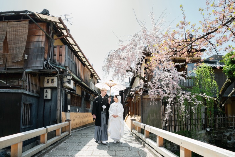 相合い傘で寄り添い歩く