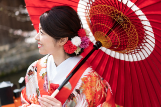和傘と和装花嫁