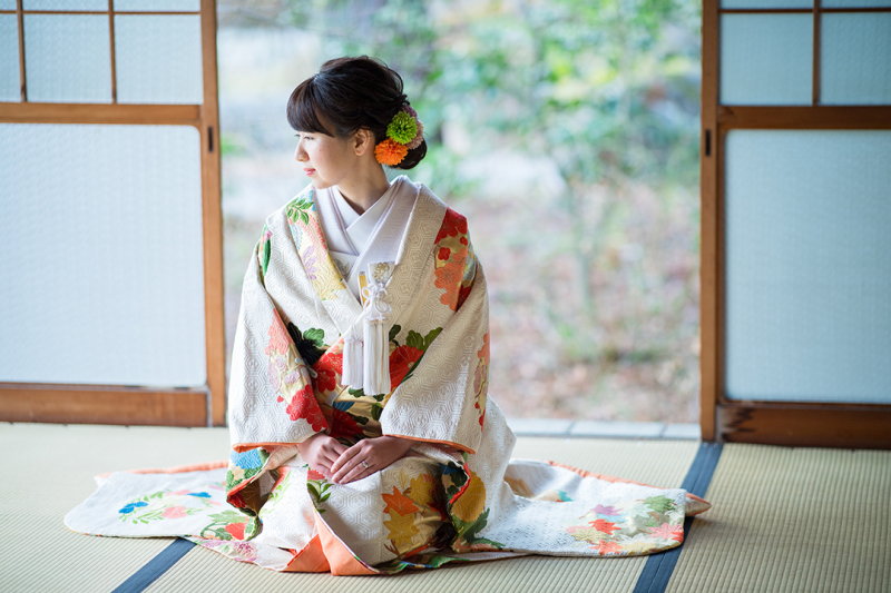 すっと座ったポージングを