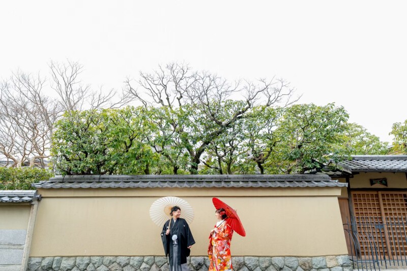 和傘をさしながら