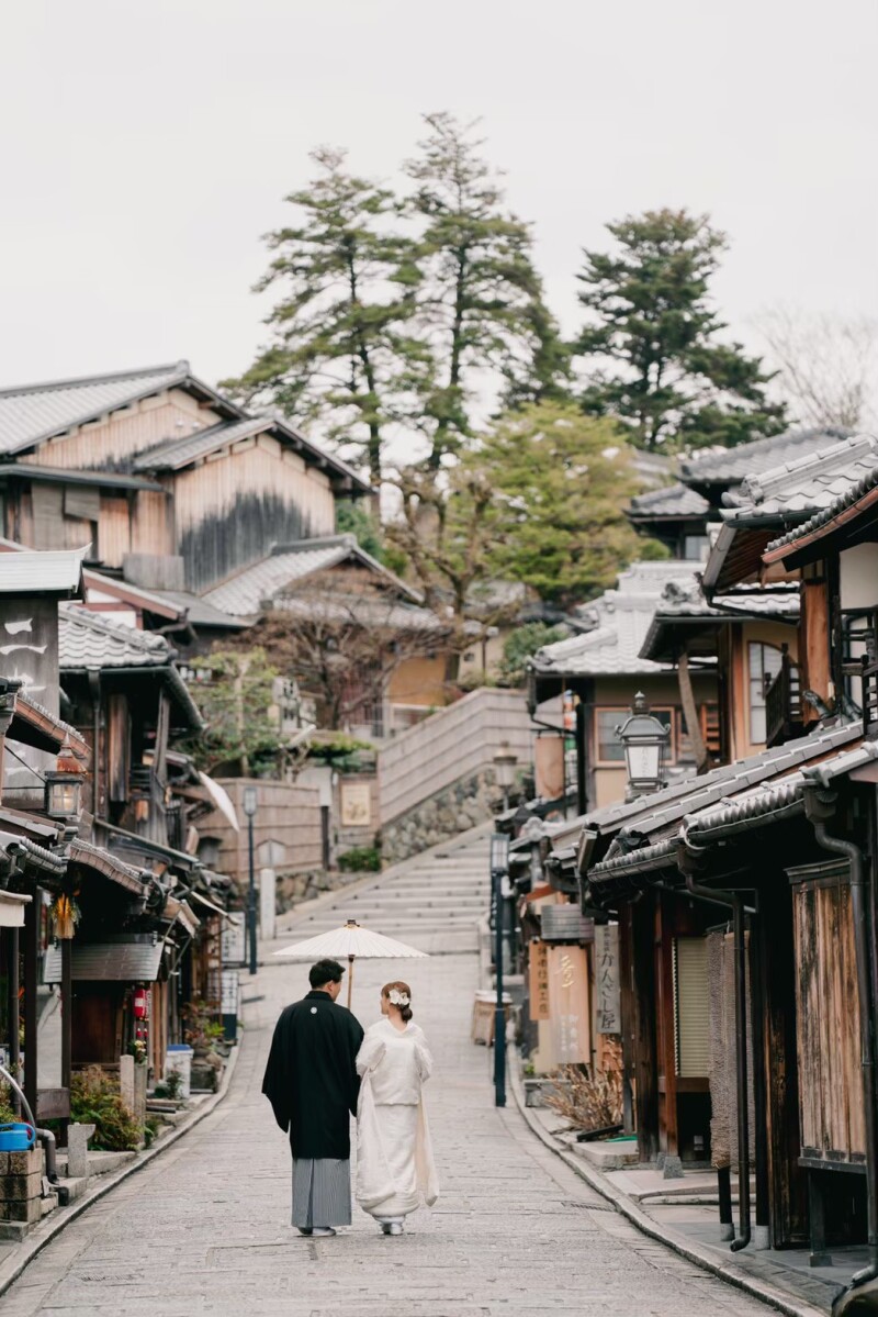 後ろ姿からも伝わる仲睦まじさ