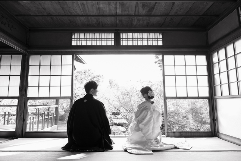 モノクロームに