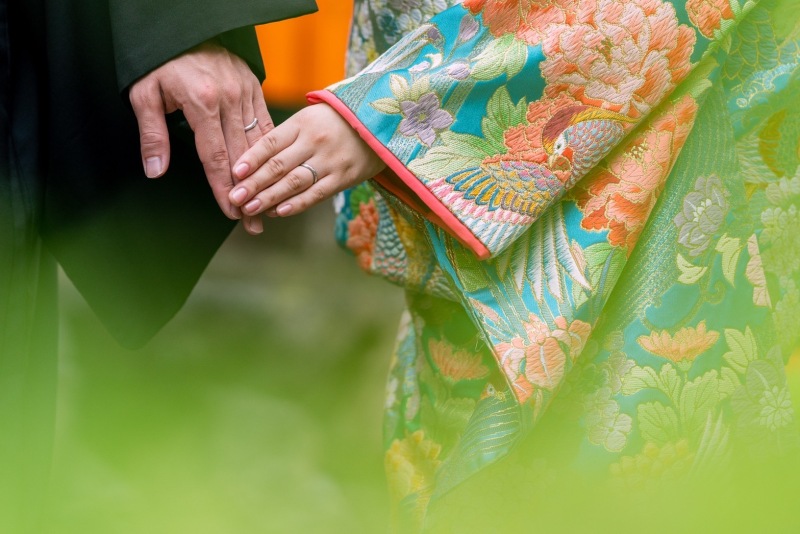 手をとり合って