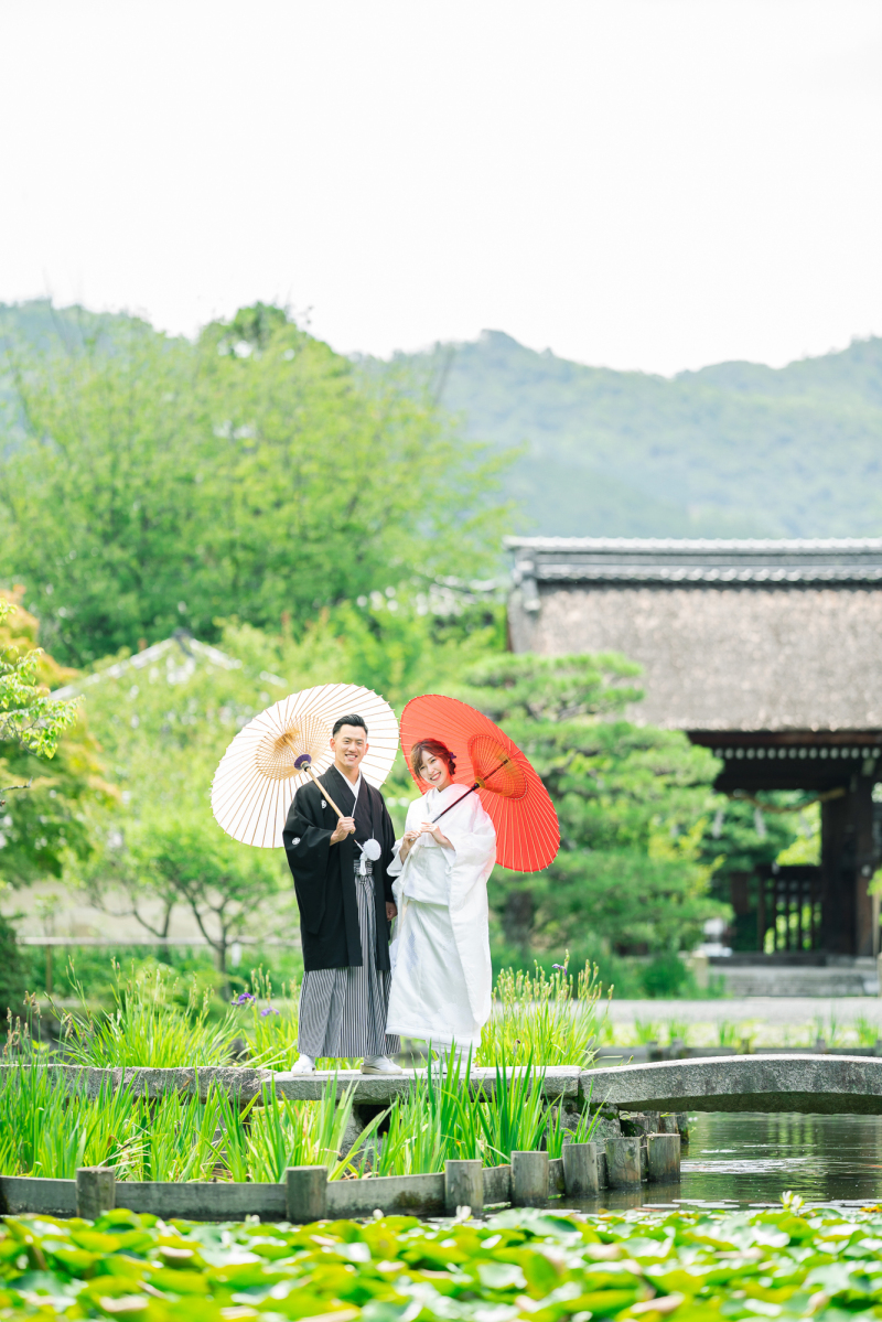 紅白の和傘をさして