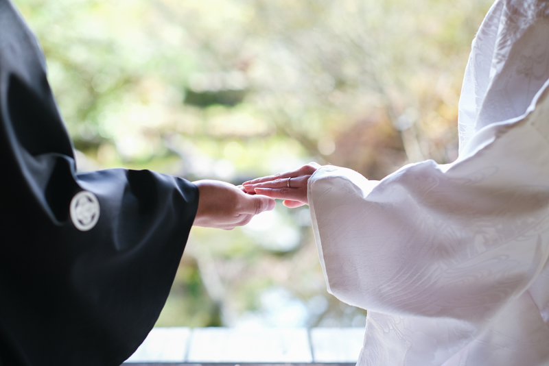 手を繋いでゆっくりと