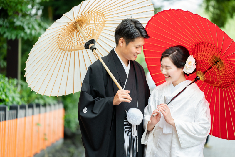 少し目線を外して