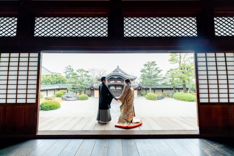 後ろ姿も印象的に