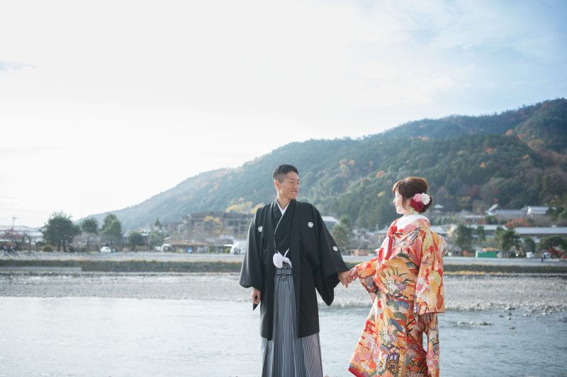 桂川のほとりで