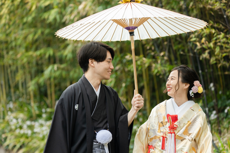 竹林を和傘で歩く