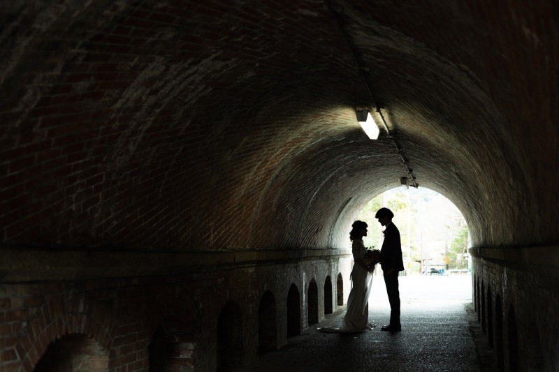 シルエットが印象的な一枚