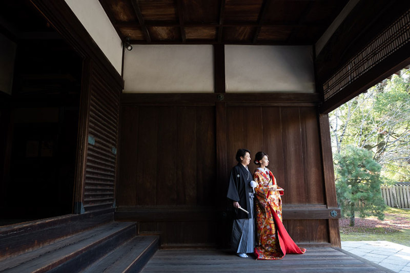 落ち着いた雰囲気の中で色打掛がさらに際立ちます。