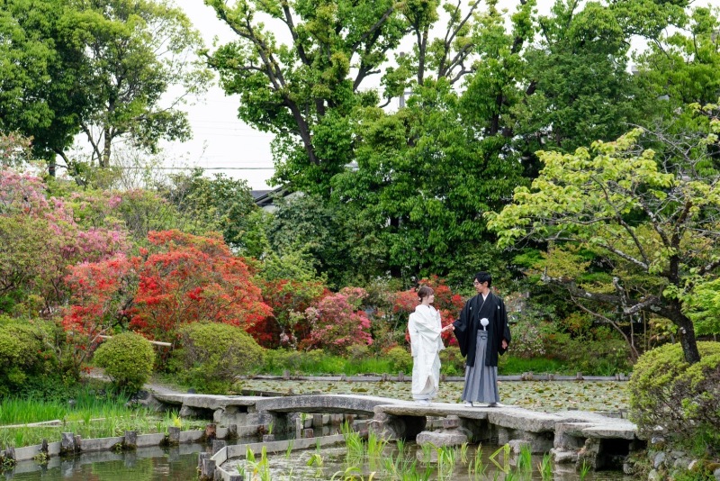 池にかかった橋の上で