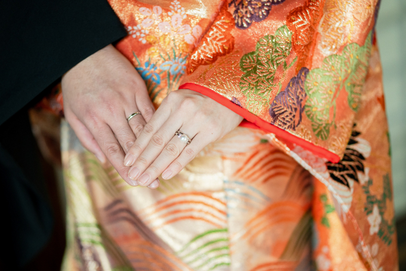 指輪を強調して