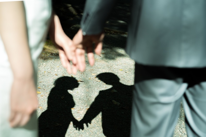 手を取り合って