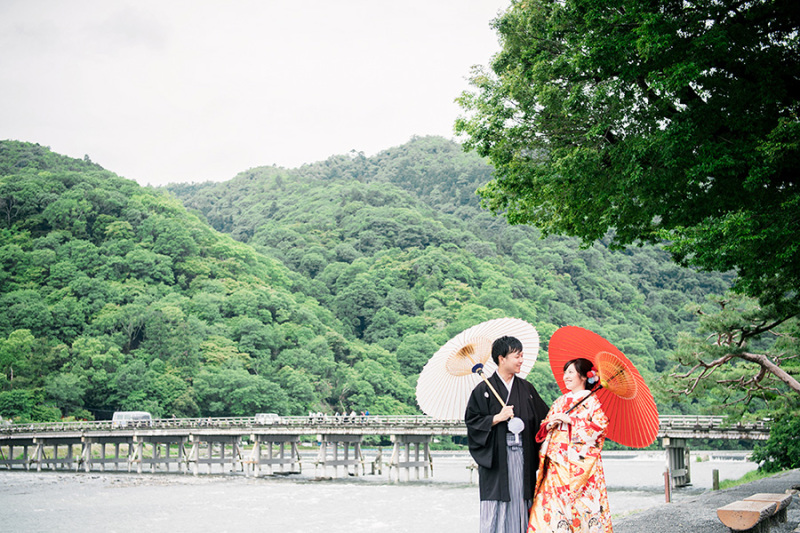 渡月橋を背景に