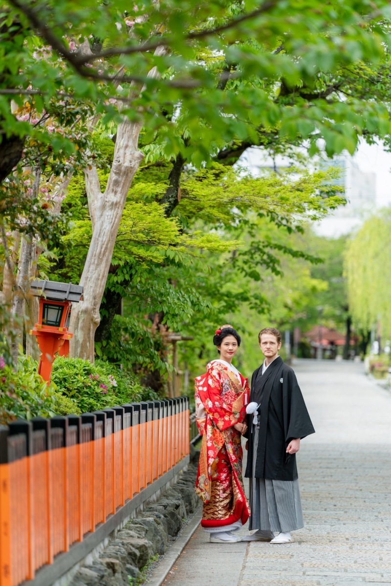 朱い玉垣と緑のコントラスト