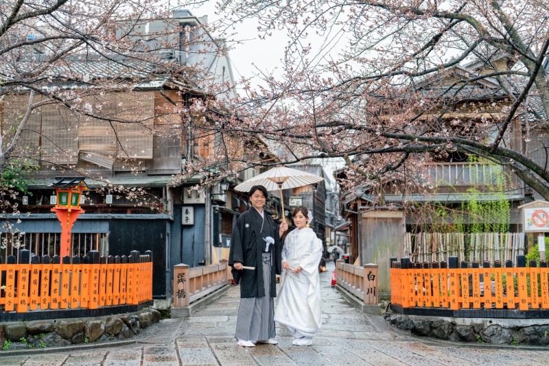 桜が咲き始めた祇園白川にて