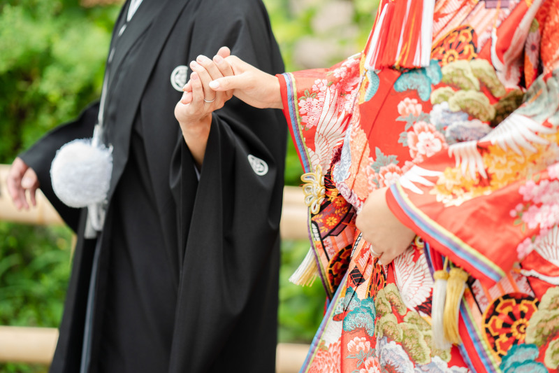 手を繋いで歩く