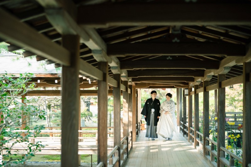 村雨の廊下にて