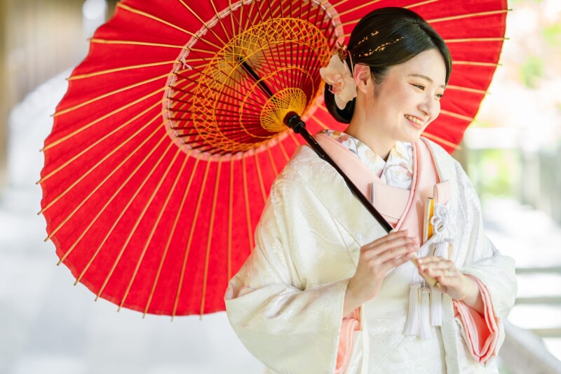 白無垢に赤い蛇の目傘