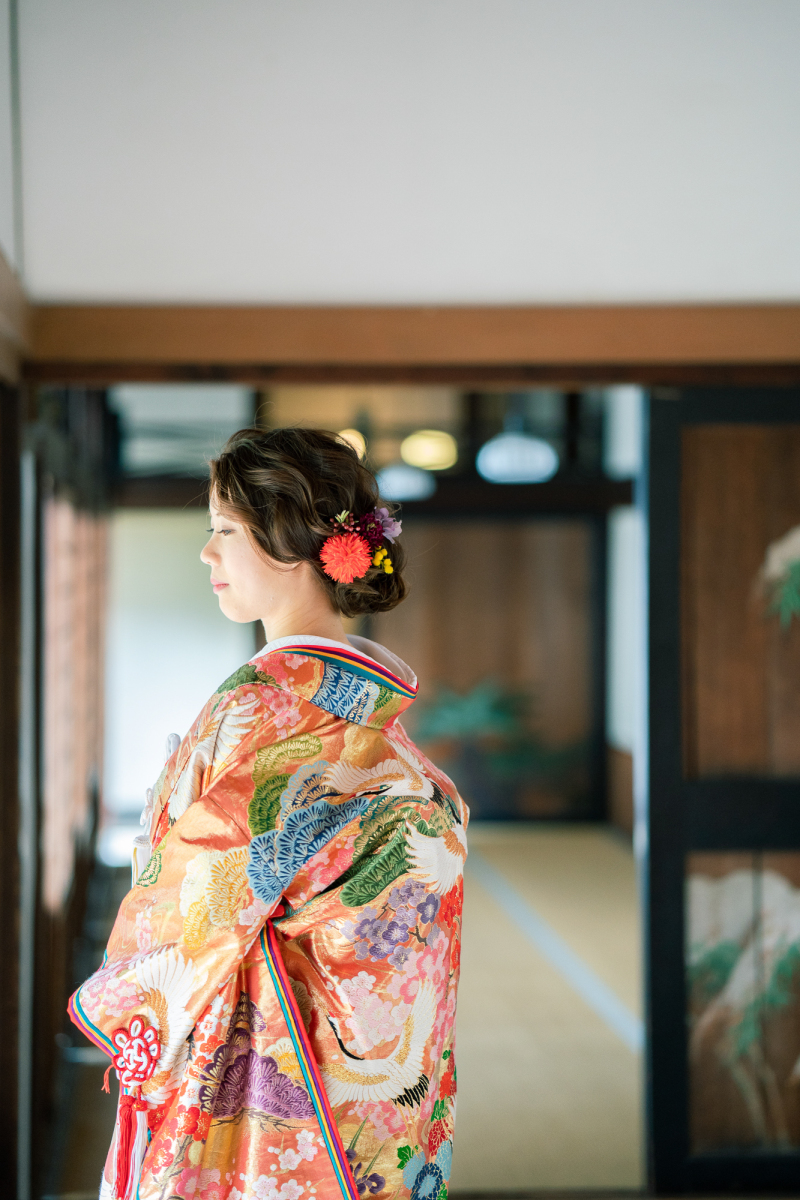 少し振り向いて