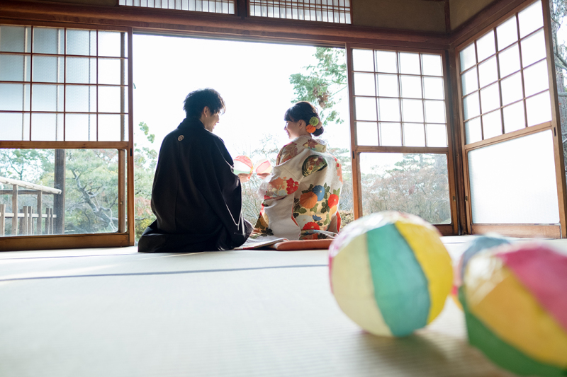 室内で風船遊び