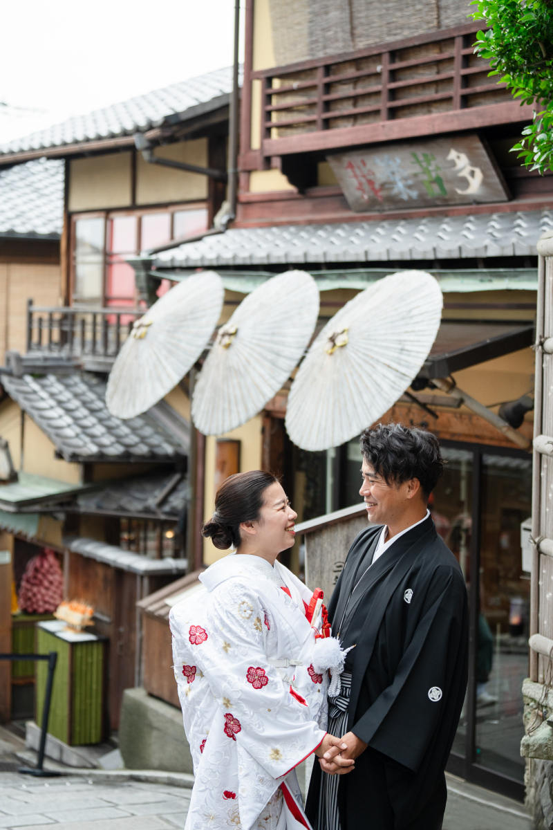 八坂を白無垢で練り歩く