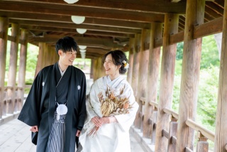 白無垢で通天橋撮影