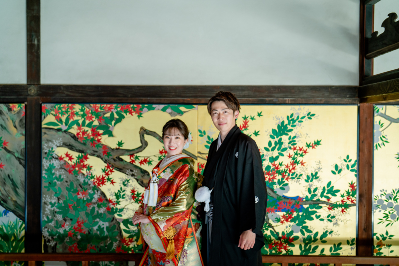 金屏風の色合いに