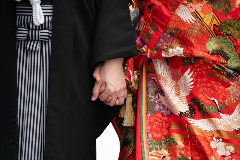 重ねた手の隣には