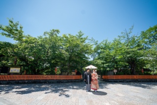 夏の祇園で、和装1着