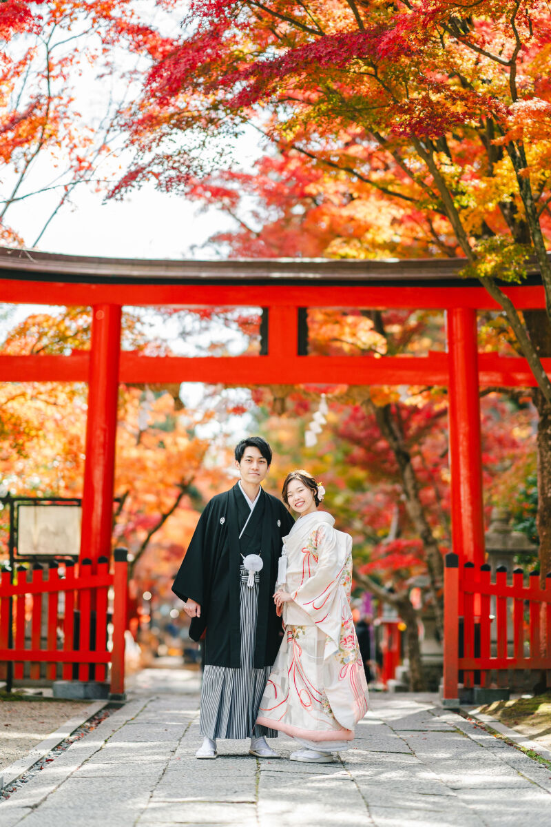 朱色の鳥居にて