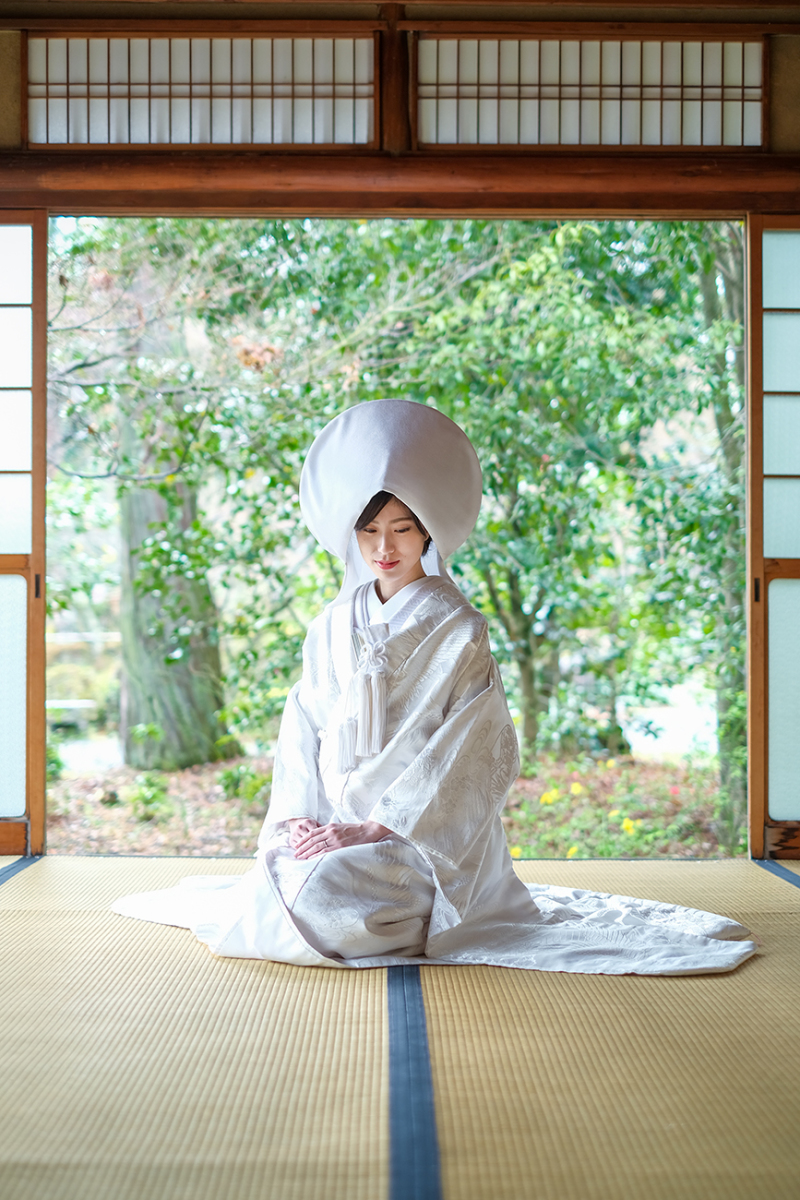 室内で正座シーンを