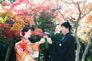 赤い色打ちと紅葉と