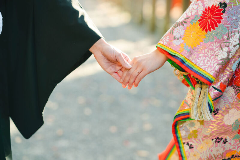 手を繋ぎながら