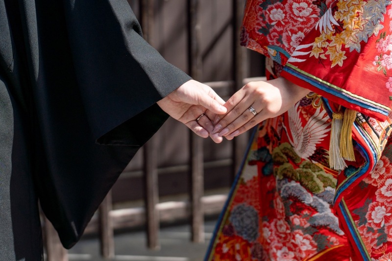 手と手を取り合って