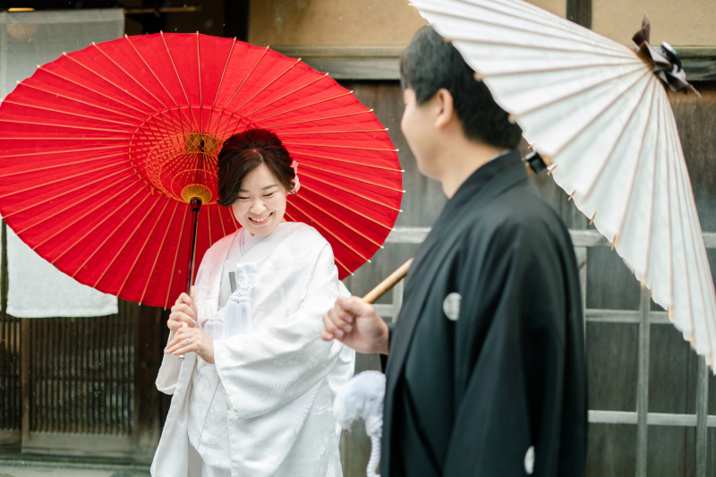 白無垢と赤い傘