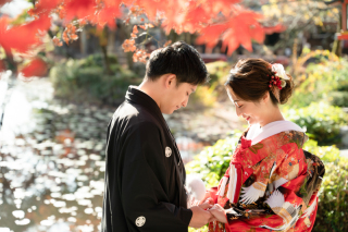 紅葉シーズンの神社にて
